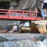 川の水につかって暑さを癒やす外国人観光客ら＝１６日午後、神戸市北区有馬町（撮影・風斗雅博）