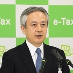 着任会見で抱負を語る岩元達弘・大阪国税局長＝大阪市中央区大手前１