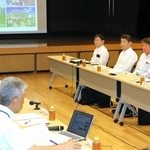 沿線活性化などについて、神戸市の久元喜造市長（左奥）や神戸電鉄の井波洋社長（右端）らが話し合った意見交換会＝みなとがわホール
