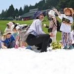 夏空の下、人工雪で遊ぶ子どもら＝１８日午前、神戸市灘区六甲山町北六甲、六甲山アスレチックパークグリーニア（撮影・斎藤雅志）