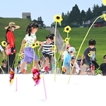 真っ白に敷き詰められた人工雪の上を駆け回る子どもたち＝１８日午前、神戸市灘区六甲山町北六甲、六甲山アスレチックパークグリーニア（撮影・斎藤雅志）