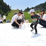 夏空の下、人工雪で遊ぶ子どもら＝１８日午前、神戸市灘区六甲山町北六甲、六甲山アスレチックパークグリーニア（撮影・斎藤雅志）