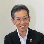 インタビューに応じる兵庫県社会福祉協議会の岡田英樹会長＝神戸市中央区坂口通２、県福祉センター