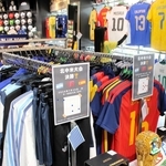 サッカーＷ杯決勝を前にアルゼンチンとスペインなど各国代表のユニホームが並ぶ店内＝神戸市中央区三宮町２、サッカーショップＫＡＭＯ神戸トアロード店