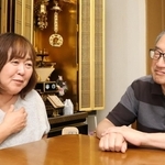 事故からの２５年を振り返る有馬正春さん（右）と友起子さん＝明石市内