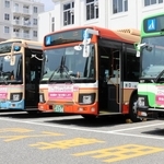 車内事故防止の街頭走行キャンペーンに参加した車両＝神戸北野ノスタ
