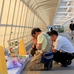 歩道橋事故から25年。献花し、静かに手を合わせる人たち＝21日午後６時１分、明石市大蔵海岸通１（撮影・丸山桃奈）