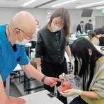 顎の模型を使って局所麻酔を練習する歯科衛生士ら（国際歯科医療協会提供）