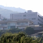 来年度以降の学生募集停止が発表された甲子園大学のキャンパス＝２３日午後、宝塚市紅葉ガ丘