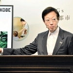 定例会見で質問に答える神戸市の久元喜造市長＝神戸市中央区加納町６、神戸市役所