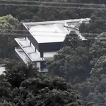 屋根が崩落した神戸大の学生会館＝神戸市灘区六甲山町、六甲山天覧台から望む