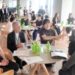 神戸市の事業説明・交流会で意見を交わす参加者たち＝アンカー神戸