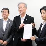 守本豊副知事（右）に要請文を手渡した連合兵庫の那須健会長（中央）と兵庫県経営者協会の成松郁廣会長＝神戸市中央区、兵庫県庁