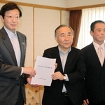 マンション空室税についての答申を久元喜造市長（左）に手渡す検討会の田中治会長（中央）と上村敏之副会長＝神戸市役所