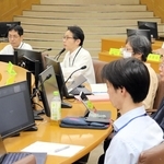 兵庫県内が拠点のドクターヘリ２機の運航について協議する参加者＝神戸市中央区下山手通５、県災害対策センター
