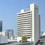 建て替えが検討されているセンタープラザ（中央）、センタープラザ西館（奥）、さんプラザ（手前）＝神戸市中央区三宮町