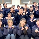 神戸親和大のゼミの学生と写真に納まる臼井真さん（２列目の中央）＝２０２４年１月、神戸市長田区（成本実奈さん提供）