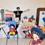 パルナス製菓のグッズなどを集めた「史上最大のこころばかりのパルナス展２」を企画した藤中健二さん＝加西市北条町北条