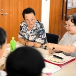 中国残留日本人への支援制度で開かれている日本語教室。２世の李賀さん（中央）らも一緒に学ぶが、１世らがいなくなれば存続が危ぶまれる＝明石市東仲ノ町