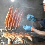 炭火でじっくり焼かれるウナギ＝２５日午後、神戸市中央区二宮町４、うな基二宮鰻直売所