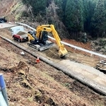 能登半島地震で被害を受けた道路の開通に向け、重機などを使った啓開作業＝２０２４年２月、石川県志賀町荒屋（国土交通省北陸地方整備局提供）