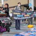 障害の有無で人の価値を決めつけない社会を求め、街頭で声を上げる人たち＝２６日夕、神戸市中央区三宮町１、三宮センター街東口