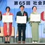 社会貢献者表彰を受賞したＮＰＯ法人「ＣＯＤＥ海外災害援助市民センター」の吉椿雅道事務局長（中央）＝東京都千代田区