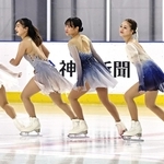 ５人そろってのスケートショーを披露する坂本花織さん（左から２人目）、三原舞依さん（同３人目）ら＝２７日午後、神戸市中央区脇浜海岸通２（撮影・長嶺麻子）