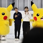 開業１周年を記念し、ピカチュウとともに来場者にあいさつする坂本花織さん（右）と三原舞依さん＝２７日午後、神戸市中央区脇浜海岸通２（撮影・長嶺麻子）