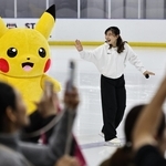 ピカチュウと入場する坂本花織さん＝２７日午後、神戸市中央区脇浜海岸通２（撮影・長嶺麻子）
