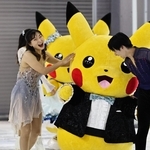 スケート靴姿のピカチュウを誘導する坂本花織さん（左端）ら＝２７日午後、神戸市中央区脇浜海岸通２（撮影・長嶺麻子）