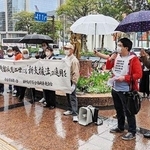 中国残留日本人２世への支援を求め、九州の当事者が行った街宣活動＝２０２１年４月、福岡市（日中友好協会福岡県連合会提供）