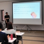 母乳育児や子育てへの支援について話し合われた講演会＝神戸国際会館会議室