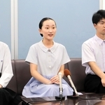 第２９代高校生平和大使として国連に派遣される二森美和さん（中央）と、長崎に派遣される高山泰生さん（右）、濱戸朱璃さん＝兵庫県庁