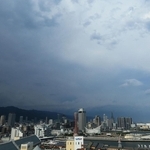 青空から一転、北側から雨雲が近づく神戸港上空＝２８日午後３時８分、神戸市中央区東川崎町１から（撮影・鈴木雅之）