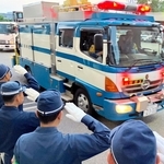 震度７を観測した熊本県へ向かう兵庫県警の広域緊急援助隊＝２９日午後、神戸市須磨区妙法寺、県警機動隊