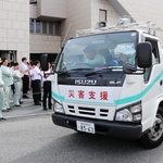 熊本県の被災地に向け出発する姫路市の給水車＝３０日午後、姫路市三左衛門堀西の町