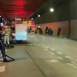 トンネル内での車両火災を想定し、放水訓練を行うパトロール隊員ら＝神戸市長田区、阪神高速神戸山手線神戸長田トンネル