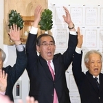自民党入党後の衆院選で当選確実の知らせを受け、支持者と万歳三唱で祝う松本剛明氏＝２０１７年１０月２２日、姫路市南条