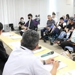 「津久井やまゆり園」の事件について話す「えんぴつの家」の山田剛司事務局長（左端）と参加者ら＝姫路市安田３、市総合福祉会館