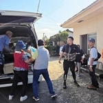 断水が発生している住宅で水を配る支援者ら＝３０日、熊本県八代市（増島智子さん提供）