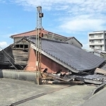 強い揺れで古い家屋の倒壊が目立った＝３０日、熊本県八代市（増島智子さん提供）