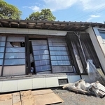 強い揺れで古い家屋の倒壊が目立った＝３０日、熊本県八代市（増島智子さん提供）