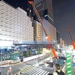 大型クレーンで設置される歩行者デッキ＝３１日未明、神戸市中央区（撮影・辰巳直之）