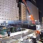 大型クレーンで設置される歩行者デッキ＝３１日未明、神戸市中央区（撮影・辰巳直之）