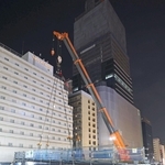 大型クレーンで設置される歩行者デッキ＝３１日未明、神戸市中央区（撮影・辰巳直之）