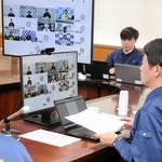 オンラインで開かれた関西広域連合の災害対策支援本部会議。兵庫県の斎藤元彦知事（右）も出席した＝31日午後、兵庫県庁