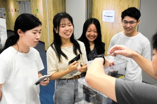 害虫の多様性について説明を受ける学生＝神戸市長田区苅藻島町３、外来生物展示センター