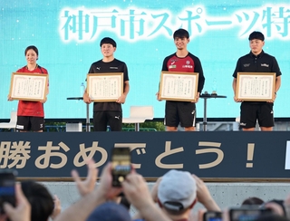 記念撮影に応じる（左から）ＩＮＡＣ神戸レオネッサ愛川陽菜選手、神戸ストークス寺園脩斗選手、ヴィッセル神戸佐々木大樹選手、コベルコ神戸スティーラーズ李承信選手＝１日午後、神戸市中央区波止場町（撮影・斎藤雅志）