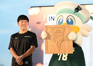 神戸の木材で作った神戸ストークスのチームロゴのレリーフと、寺園脩斗選手＝１日午後、神戸市中央区波止場町（撮影・斎藤雅志）